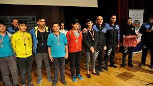 Başarılı Öğrencilere Madalya Verildi