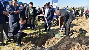 Dün Olduğu Gibi Bizler Bugün de Fidanları Toprakla Buluşturuyoruz 