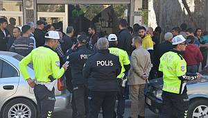 Kahramanmaraş'ta otomobil berber dükkanına girdi 