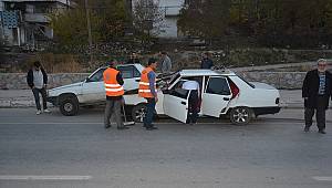 Park halindeki otomobile çarpan araçtaki 3 kişi yaralandı 