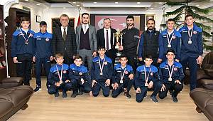 Şampiyon Güreşçiler Başkan Aydın’ı Ziyaret Etti 