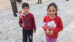 Ülkü Ocakları “Kalbimizdesin Gazi Mustafa Kemal Atatürk” Temalı Rüzgar Gülü Dağıttı 