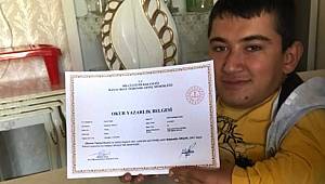 Cam Kemik Hastası Gencin Okuma Azmi 