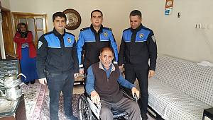 Elbistan'da polislerden engelli vatandaşa tekerlekli sandalye hediyesi 