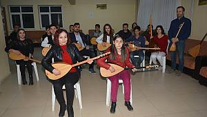 Görme engelli kızıyla bağlamanın tellerine dokunuyor 