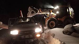 Karda mahsur kalan 4 kişiyi belediye ekipleri kurtardı 