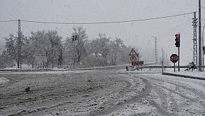 Yoğun kar alan Kahramanmaraş-Kayseri kara yolunda ulaşım kontrollü sağlanıyor 