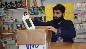 Depremzedelere cep telefonu ve aksesuar göndererek destek oldu 