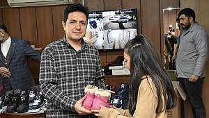 Kahramanmaraş’ta ihtiyaç sahibi öğrencilere ayakkabı ve mont yardımı 