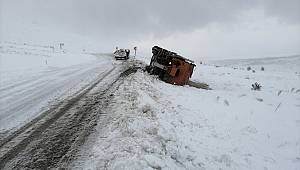 Kahramanmaraş'ta kar küreme aracı devrildi, iki işçi yaralandı 