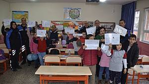 Kahramanmaraş'ta öğrenciler, karnelerini polisten aldılar 