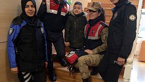Okula giden şehit çocuklarına jandarma ve polis eşlik ediyor 