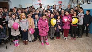 Sadakataşı Derneğinden Kahramanmaraş'ın kırsalındaki öğrencilere bot ve mont 