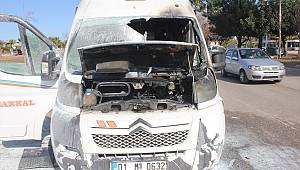 Seyir halindeyken alev alan yolcu minibüsü kullanılamaz hale geldi 