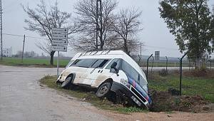 Tarım işçilerini taşıyan minibüs ile otomobil çarpıştı: 10 yaralı 