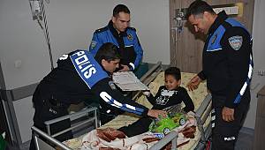 Tedavi gördükleri için karne almaya gidemeyen öğrencilere polis sürprizi 