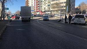 Yolun karşısına geçmek isterken hafif ticari aracın çarptığı genç yaralandı 