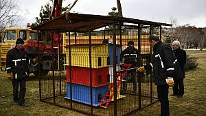 Elbistan'da parklara kedi evleri yerleştirildi 