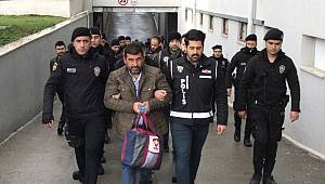 İhaleye fesat karıştırma operasyonunda yakalanan 59 zanlı adliyeye götürüldü 