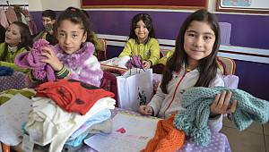 İlkokul öğrencileri, ailelerinin desteğiyle ördüğü atkı ve bereleri Elazığ'daki çocuklara gönderdi 