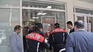 Kahramanmaraş'ta bankanın camına yorgun mermi isabet etti 