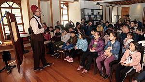 Maraş'ın kahramanlığını çocuklara hikayelerle anlatıyor 