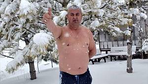 Mevsimin ilk karıyla banyo yaptı