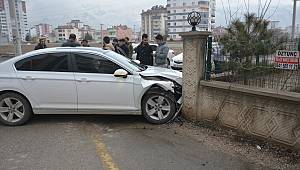 Otomobil duvara çarptı: 4 yaralı