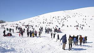Yedikuyular Kayak Merkezinde güneşin keyfini çıkardılar 