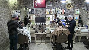 Berberlerden Koronavirüsüne karşı maske ve eldivenle tıraş 