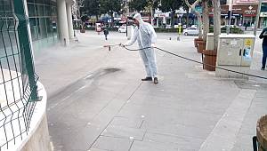 Cadde ve Kaldırımlarda İlaçlama Yapılıyor 
