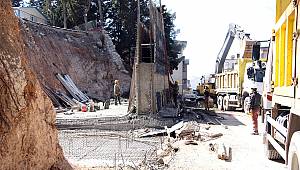 Çöken İstinat Duvarı Yapılıyor 