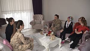 Jandarma Şehit Eşlerini Yalnız Bırakmadı 