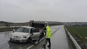 Kahramanmaraş'ta otomobil refüje çarptı: 2 yaralı 