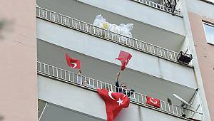 23 Nisan Coşkusu Balkonlara Sığdı 