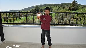 Babasının Cezayir'den getirilmesinden etkilenen çocuktan anlamlı bağış 