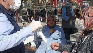 Büyükşehir maske dağıtımına devam ediyor 