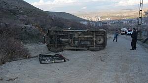 Devrilen kamyonetteki 2 kişi yaralandı 