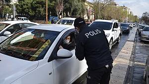 Ehliyetsiz sürücü polisi görünce yan koltuğa geçse de kurtulamadı 