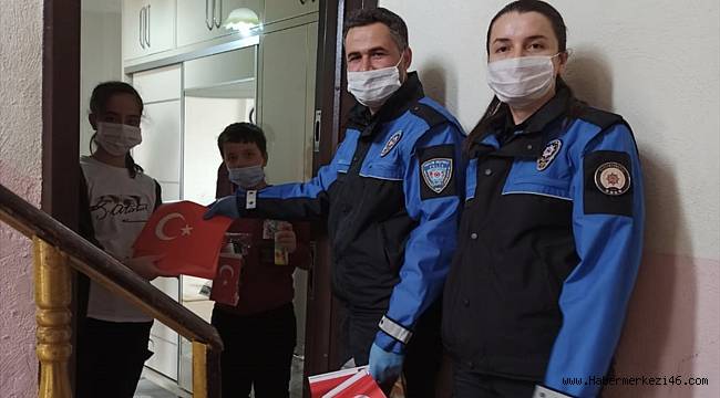 Emekli öğretmenin Türk bayrağı talebini, Vefa Sosyal Destek Grubu yerine getirdi