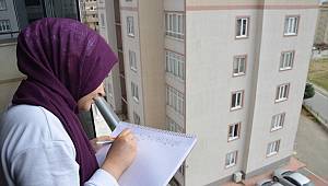 Evden çıkamayan çocuklar balkondan balkona 