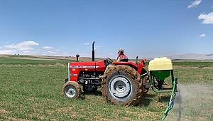 Jandarma yardım isteyen çiftçinin tarlasına traktörle gübre attı 