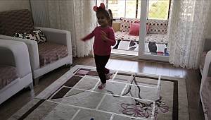 Kahramanmaraş'ta iki kardeş sokak oyunlarını eve taşıdı 