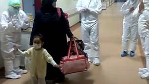 Kahramanmaraş'ta koronavirüsü yenen 4 yaşındaki çocuk alkışlarla taburcu edildi 