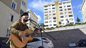 Müzik bölümü öğrencisinden evde kalanlara moral konseri 