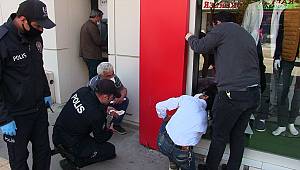 Reklam panosuna sıkışan kırlangıç yavruları kurtarıldı 