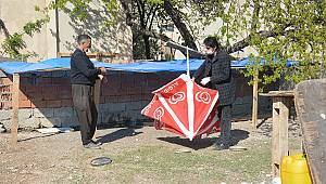 Rüzgarın etkisiyle uçan gölgelik şemsiye uzun süre havada kaldı 