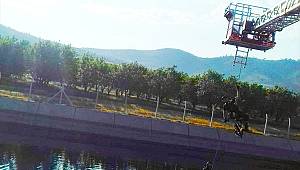 Sulama kanalına düşen otomobilin sürücüsü böyle kurtarıldı