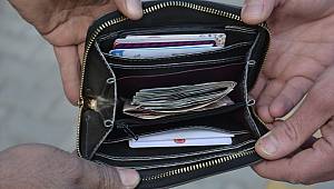 Kaldırımda bulduğu para dolu cüzdanı sahibine teslim etti 