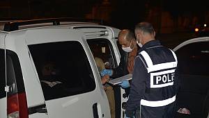 Kepenk Altından Alkol Satışı Yaparken Yakalandılar 